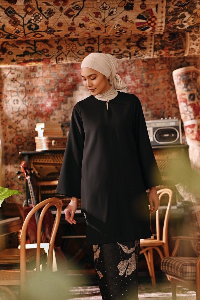 The Akar Kita Women Kurung Riau Top - Black