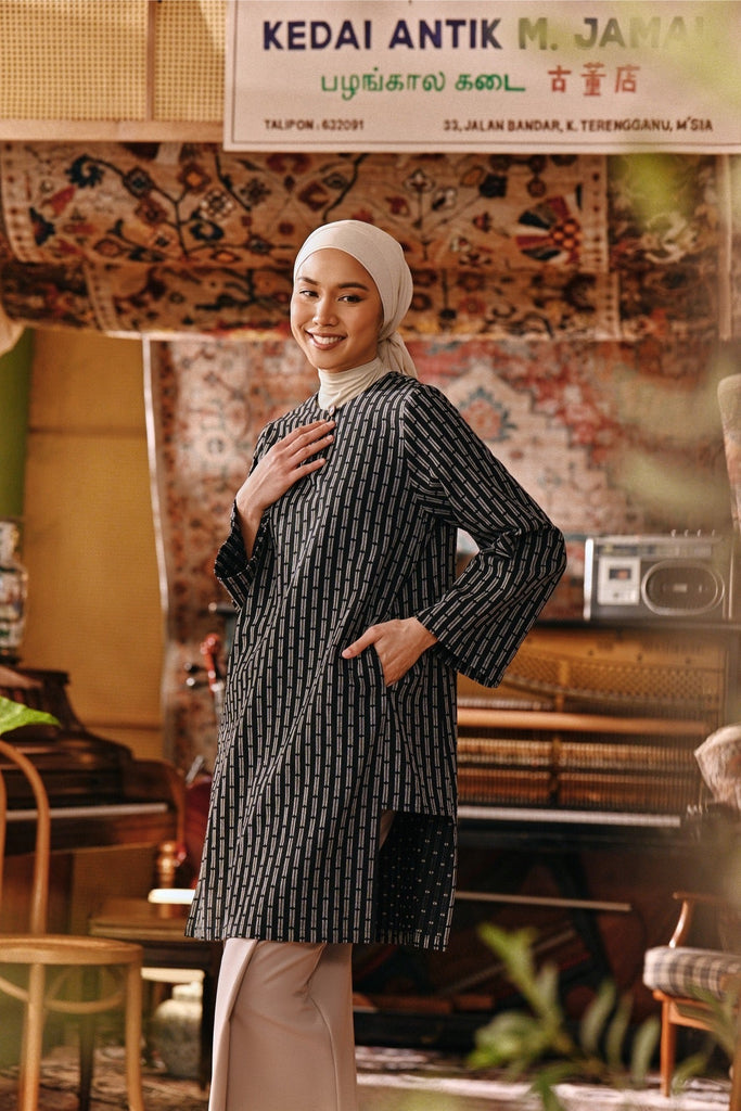 The Akar Kita Women Kurung Riau Top - Black Streak