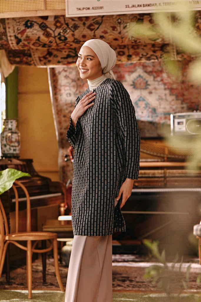 The Akar Kita Women Kurung Riau Top - Black Streak