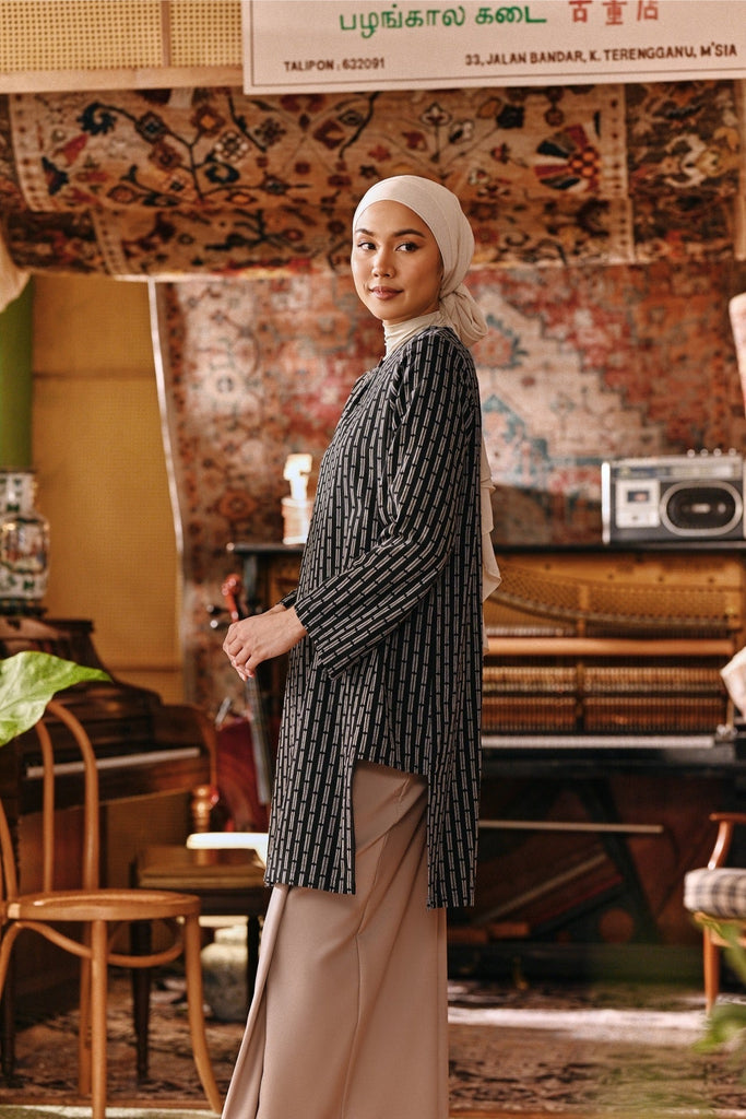 The Akar Kita Women Kurung Riau Top - Black Streak