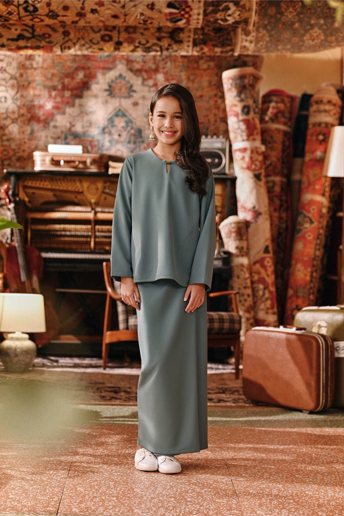 The Akar Kita Kedah Blouse Top - Pine Green