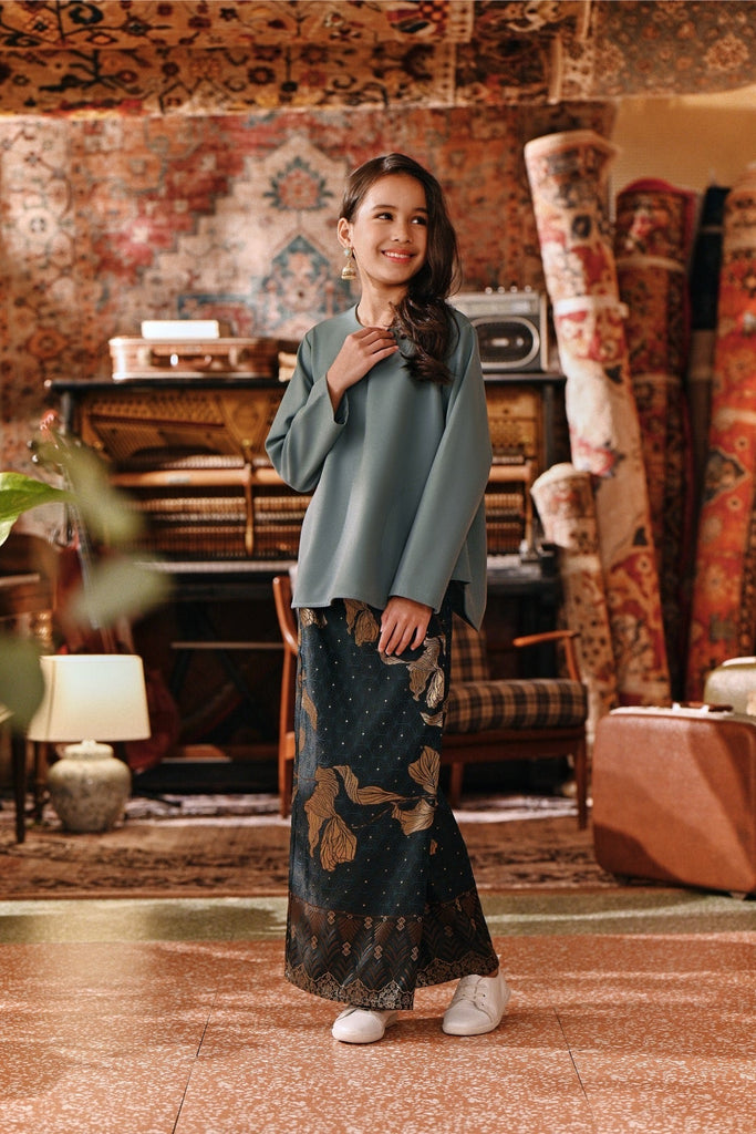 The Akar Kita Kedah Blouse Top - Pine Green