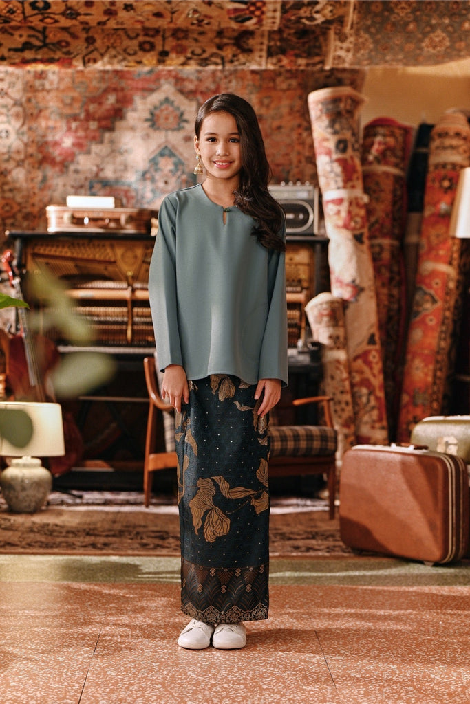 The Akar Kita Kedah Blouse Top - Pine Green