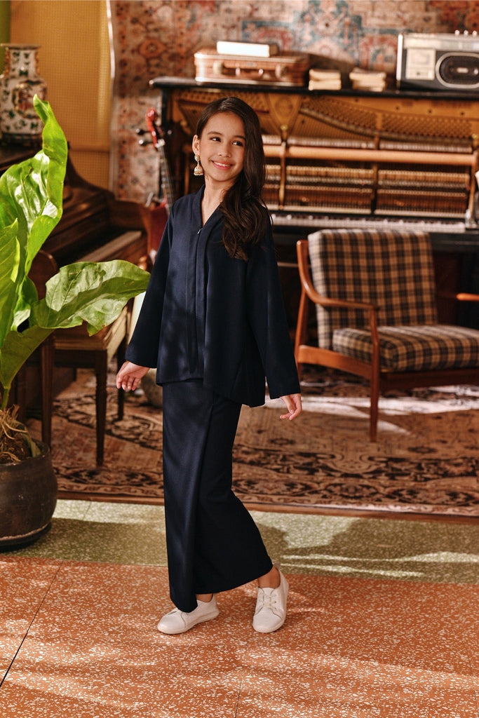 The Akar Kita Kebaya Top - Navy