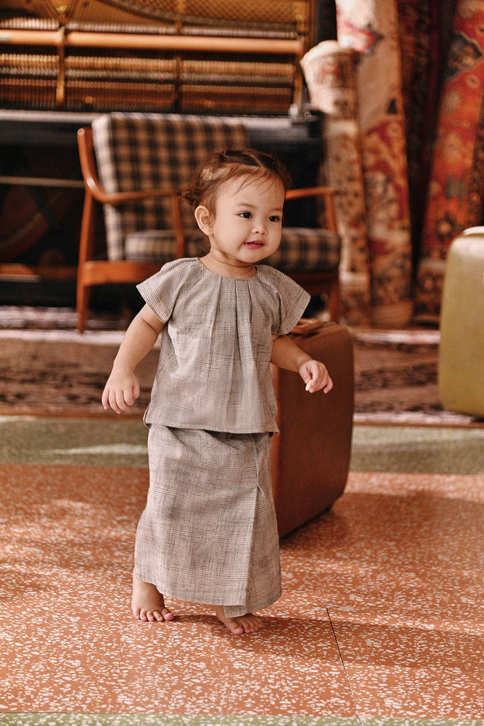 The Akar Kita Babies Kurung Raglan Top - Nature Linen