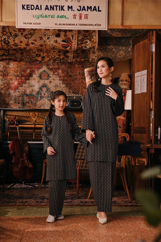 The Akar Kita Women Kurung Riau Top - Black Streak