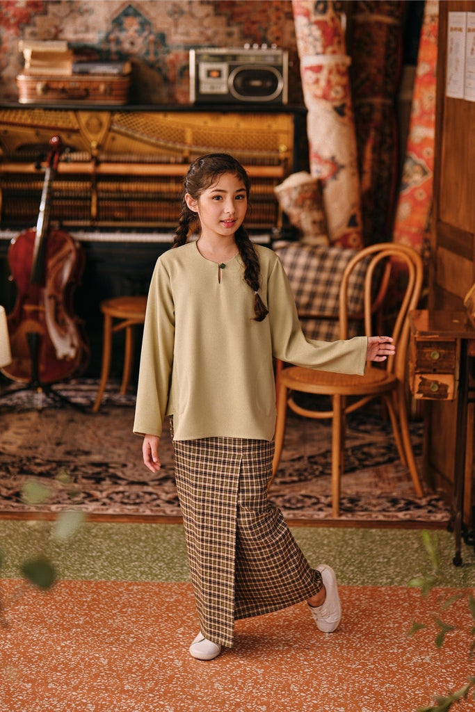 The Akar Kita Kedah Blouse Top - Pale Olive