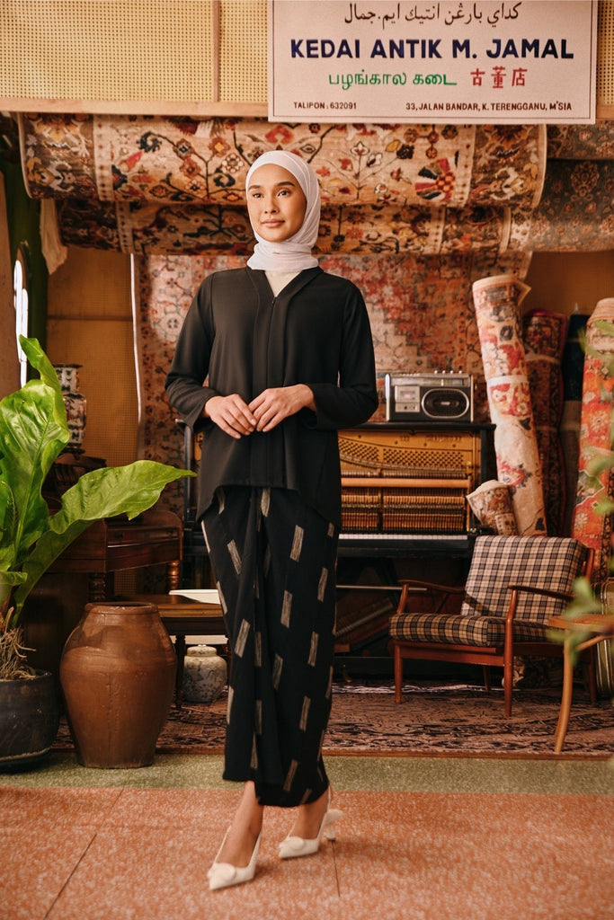 The Akar Kita Women Kebaya Top - Black