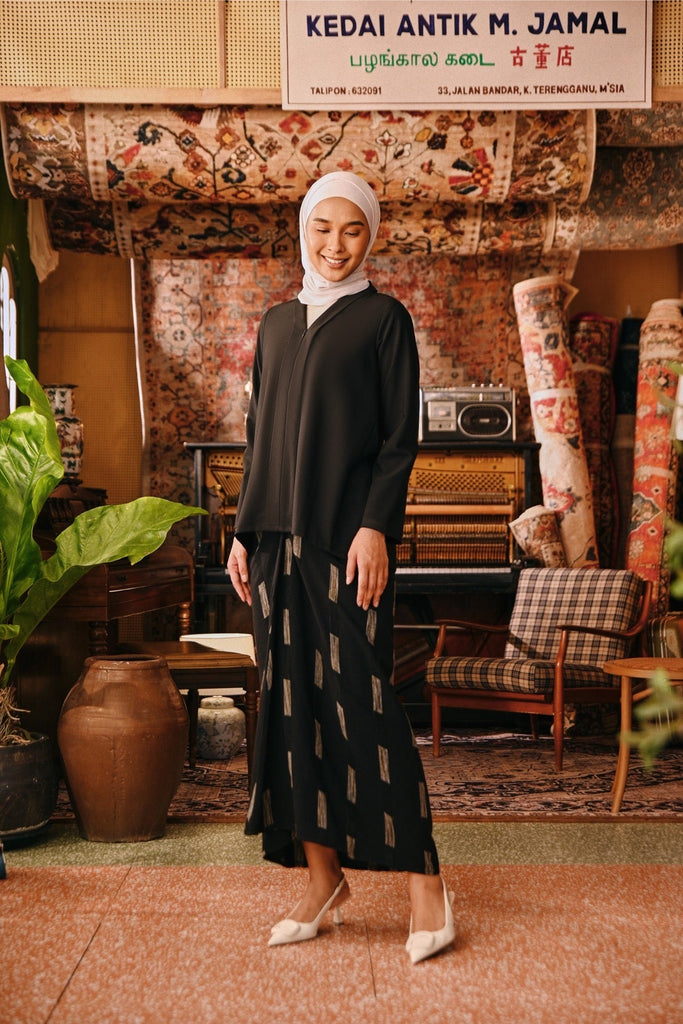 The Akar Kita Women Kebaya Top - Black