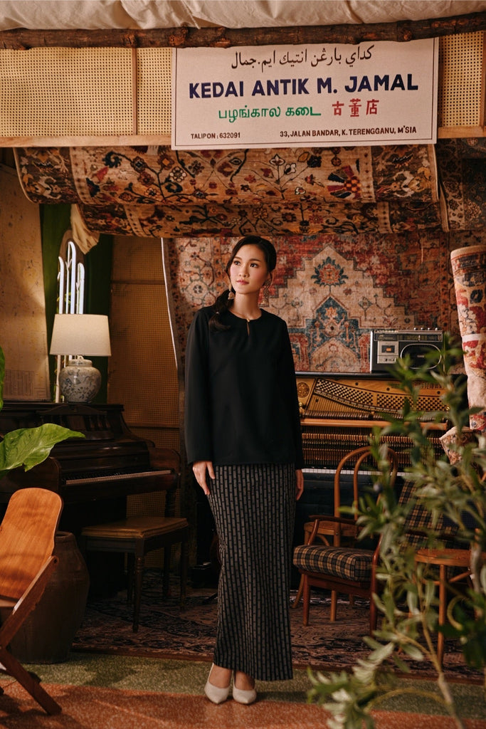 The Akar Kita Women Folded Skirt - Black Streak