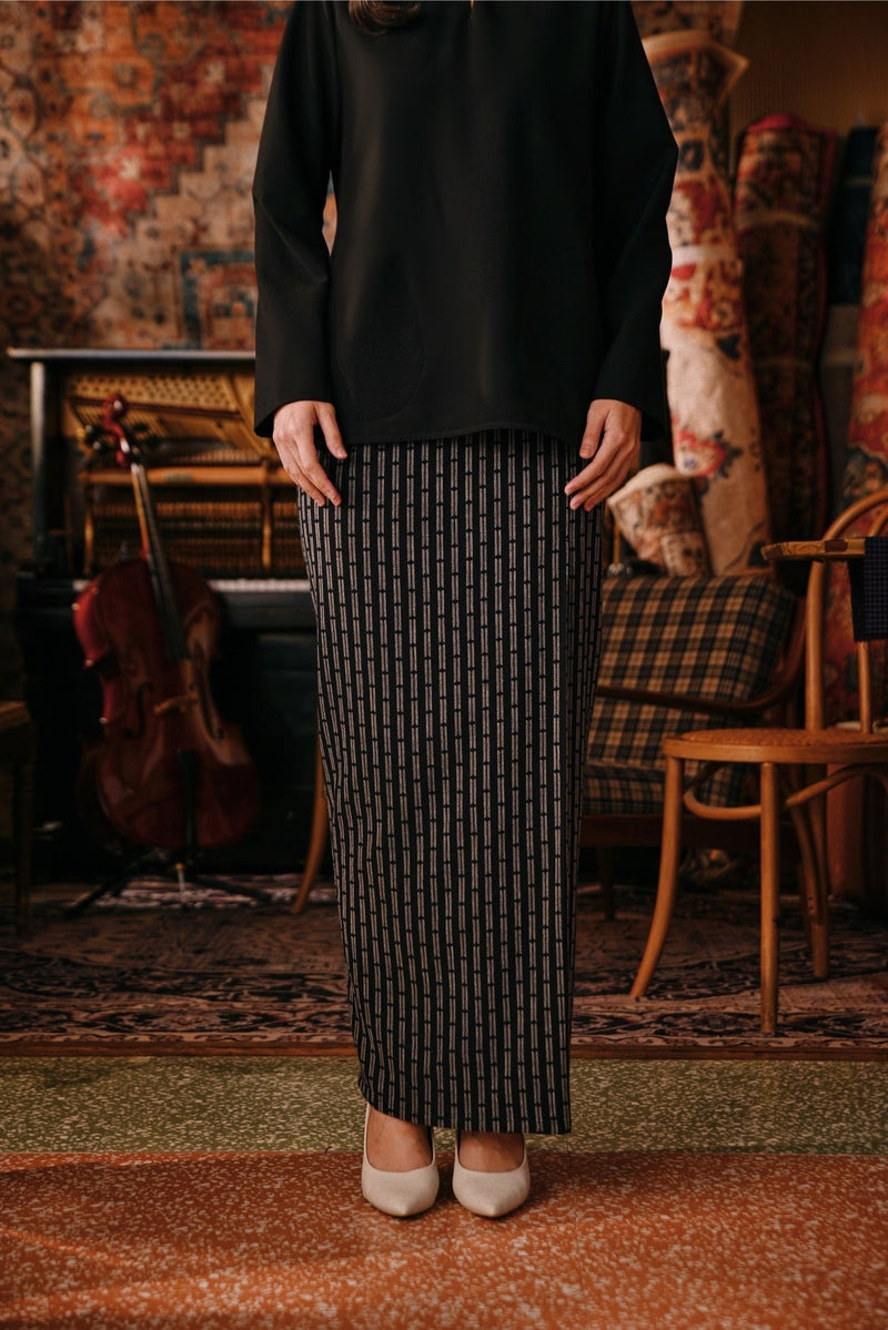 The Akar Kita Women Folded Skirt - Black Streak
