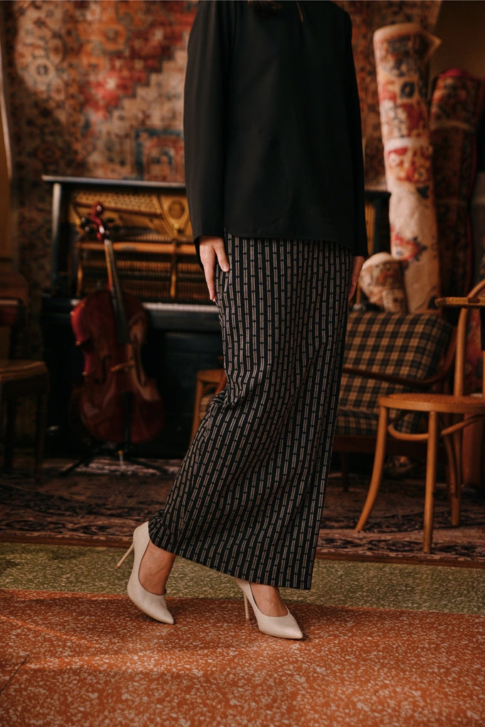 The Akar Kita Women Folded Skirt - Black Streak