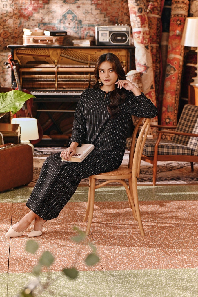 The Akar Kita Women Folded Skirt - Black Harvest