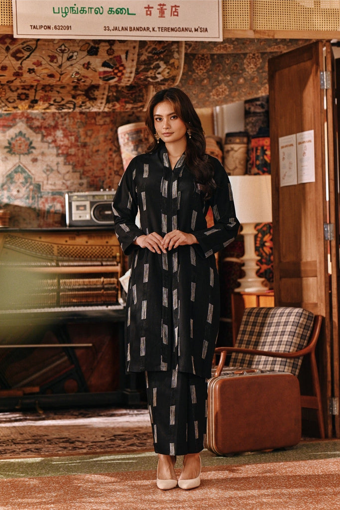 The Akar Kita Women Folded Skirt - Noirline