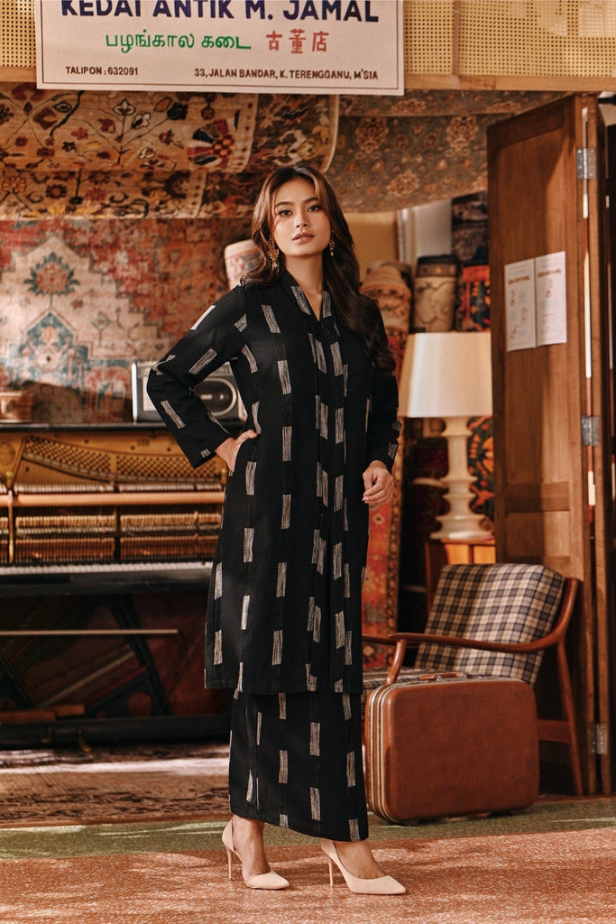 The Akar Kita Women Folded Skirt - Noirline