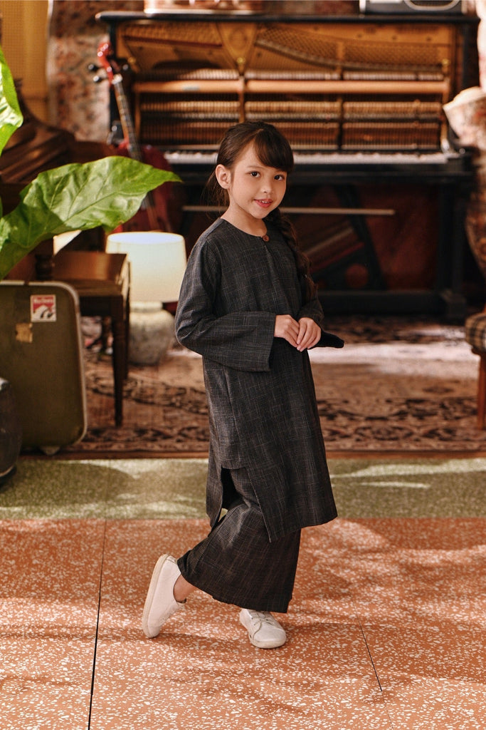The Akar Kita Folded Skirt - Nature Black