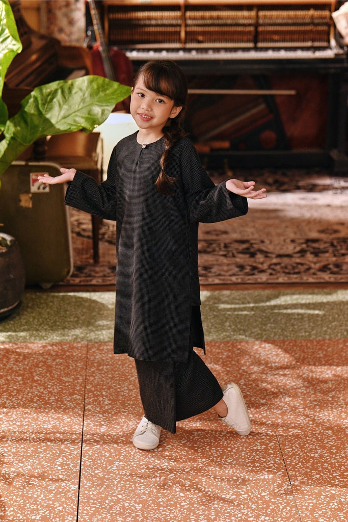 The Akar Kita Kurung Riau Top - Black Dash