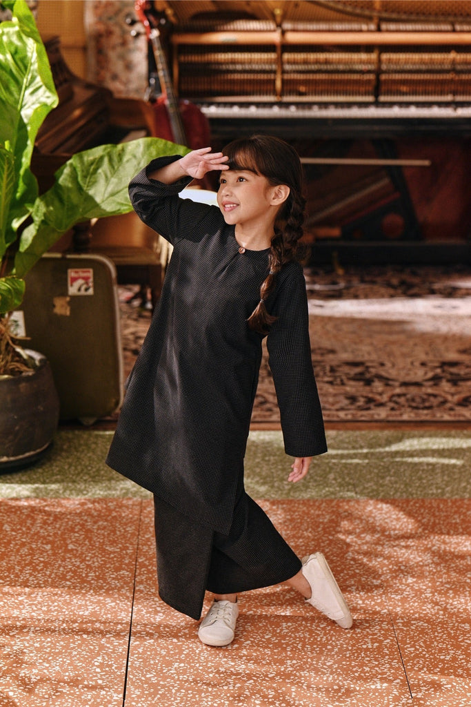 The Akar Kita Kurung Riau Top - Black Dash