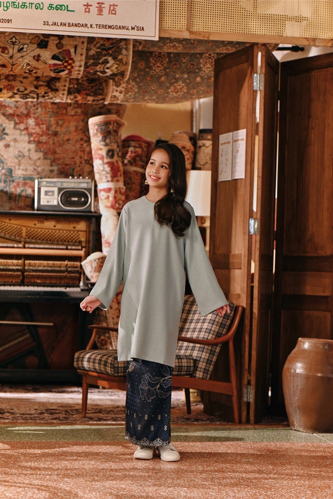 The Akar Kita Kurung Riau Top - Gray Mist