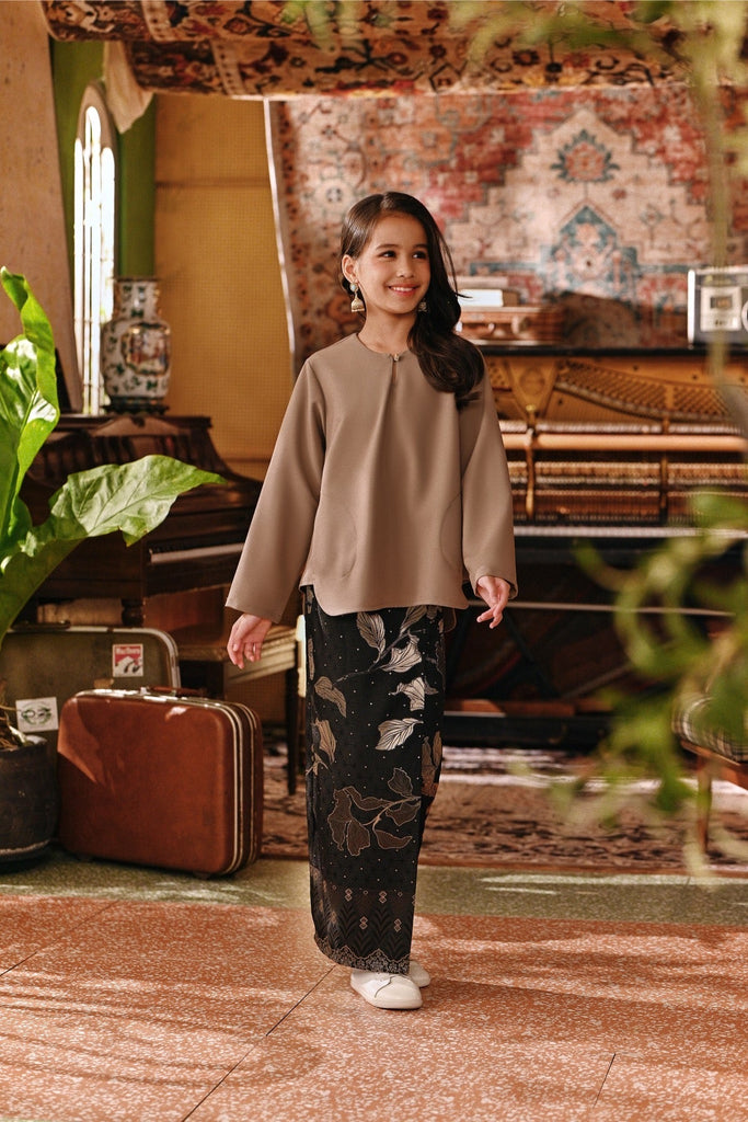 The Akar Kita Kedah Blouse Top - Silver Mink