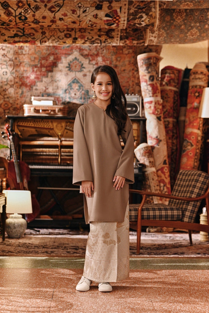 The Akar Kita Kurung Riau Top - Silver Mink