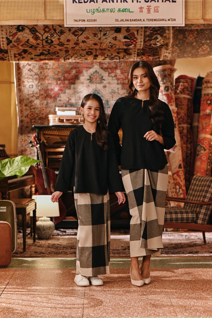 The Akar Kita Folded Skirt - Black Square