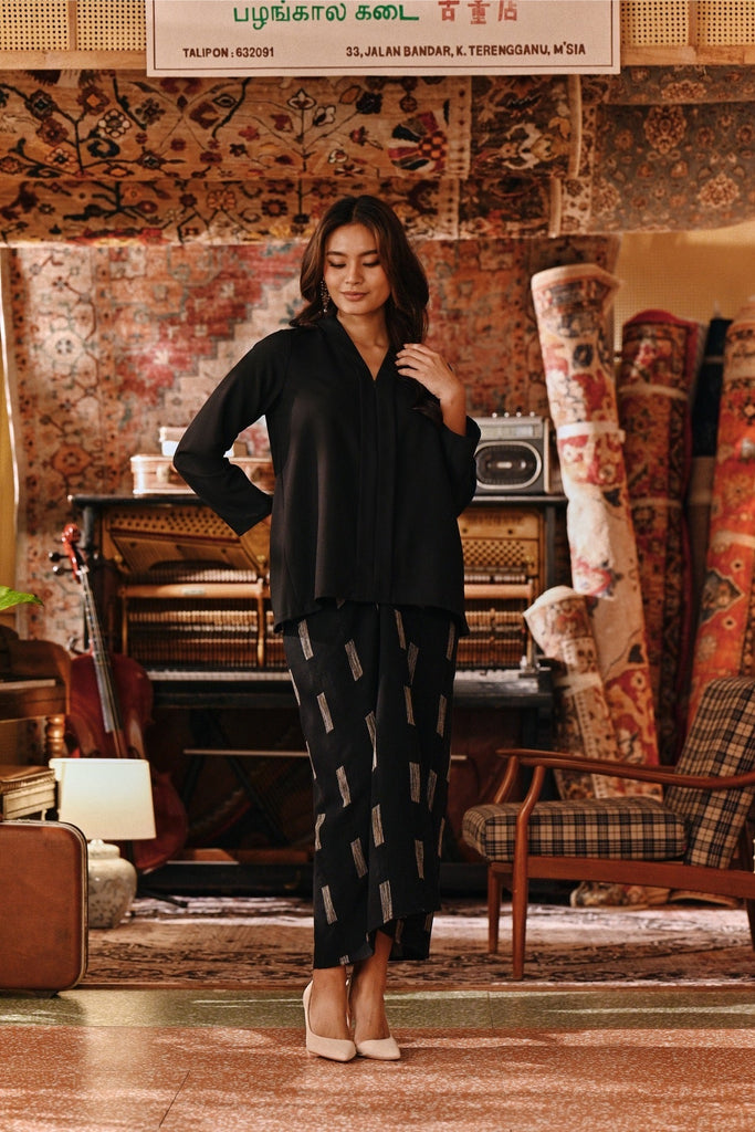 The Akar Kita Women Kebaya Top - Black