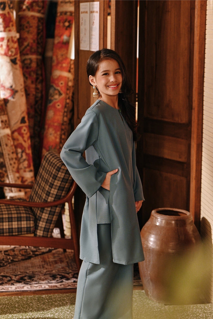 The Akar Kita Kurung Riau Top - Pine Green