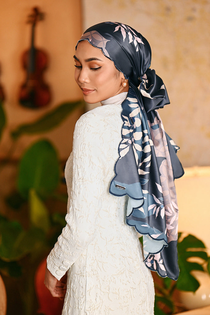 The Glow Women Broderie Shawl - Shine