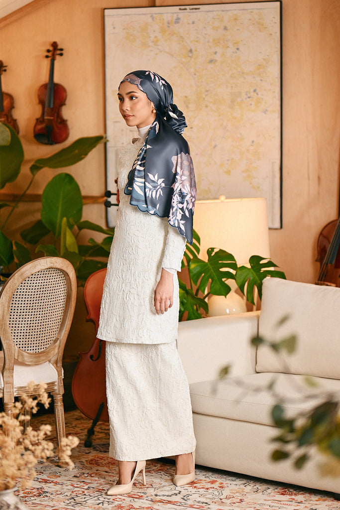 The Glow Women Broderie Shawl - Shine