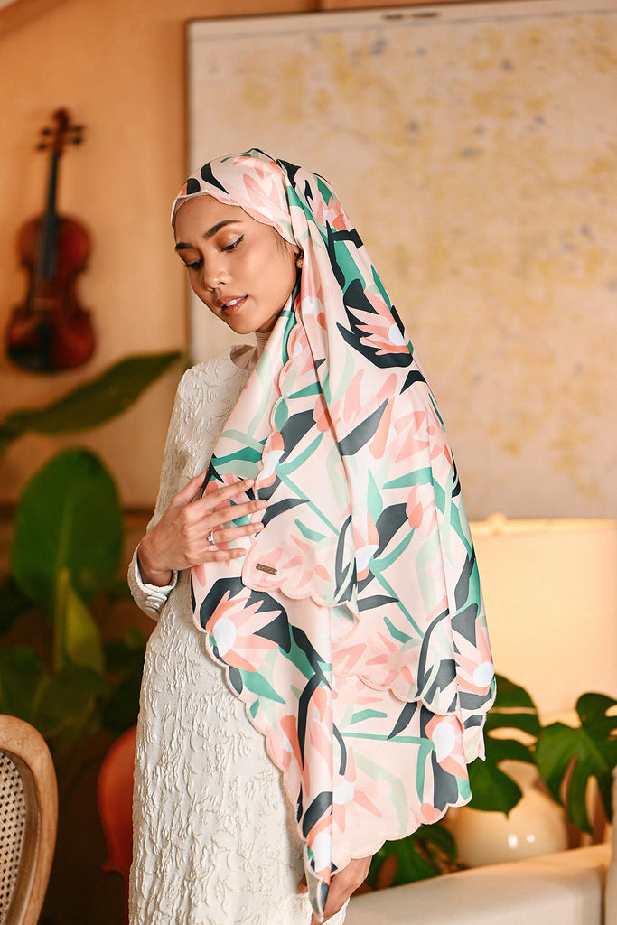 The Glow Women Broderie Shawl - Lily