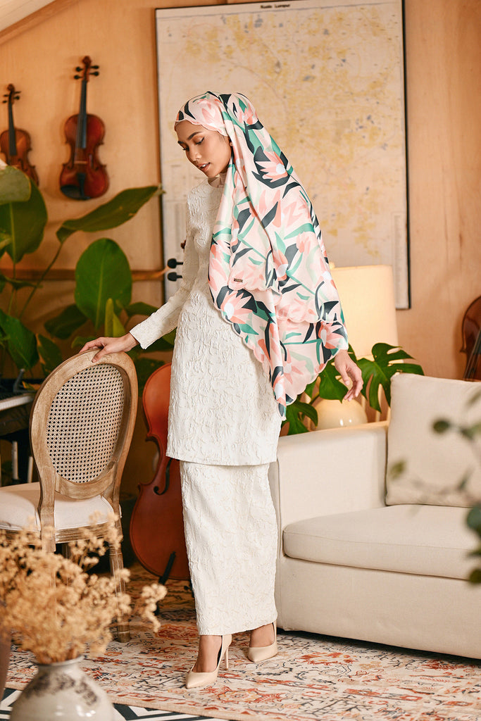 The Glow Women Broderie Shawl - Lily