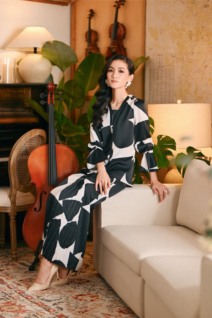 The Glow Women Chic Kebaya Set - Black Geo