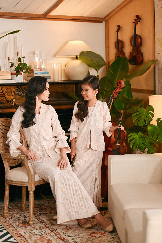 The Glow Chic Kebaya Set - Pink Jacquard