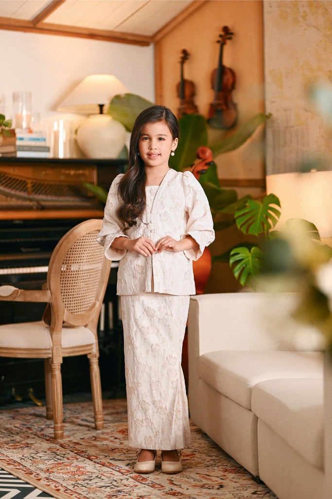 The Glow Chic Kebaya Set - Pink Jacquard