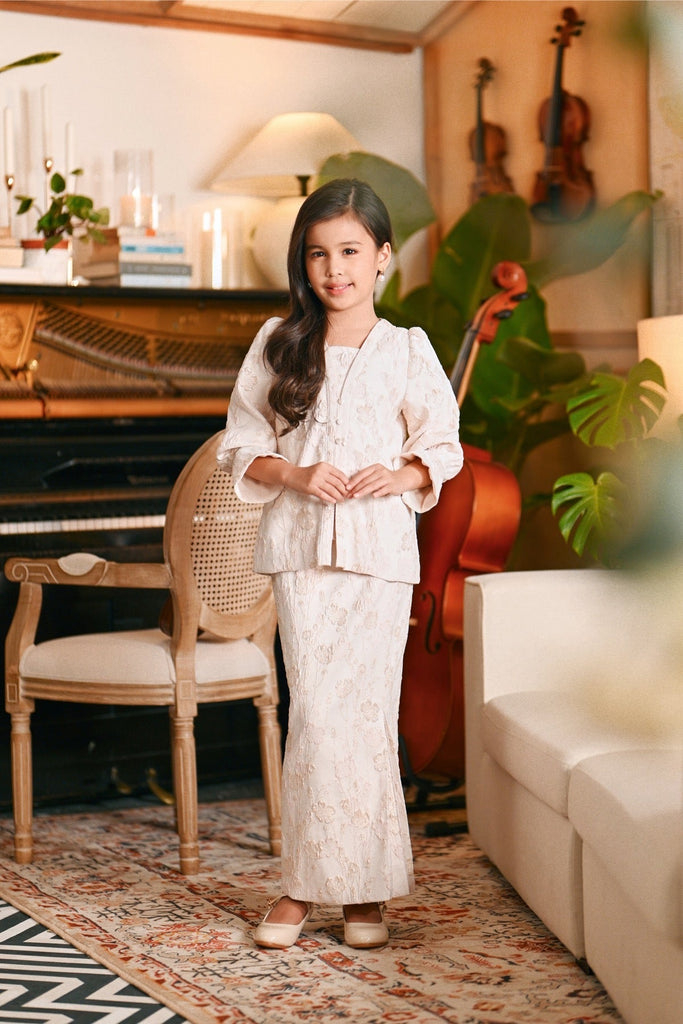 The Glow Chic Kebaya Set - Pink Jacquard