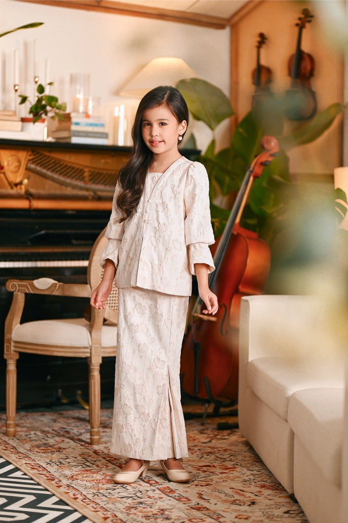 The Glow Chic Kebaya Set - Pink Jacquard