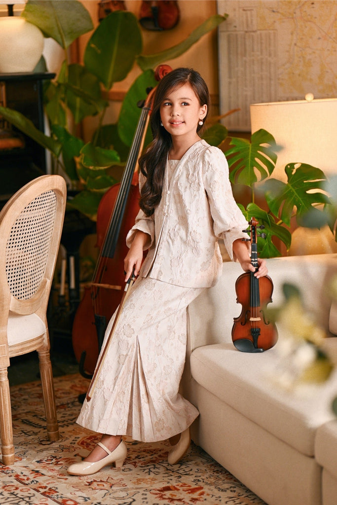 The Glow Chic Kebaya Set - Pink Jacquard