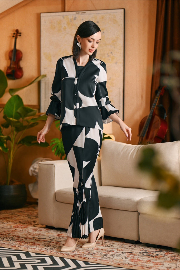 The Glow Women Chic Kebaya Set - Black Geo