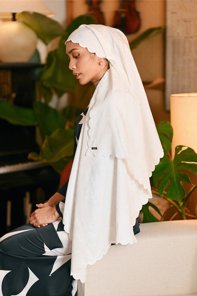 The Glow Women Broderie Shawl - White Jacquard