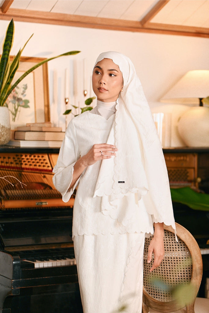 The Glow Women Broderie Shawl - White Jacquard