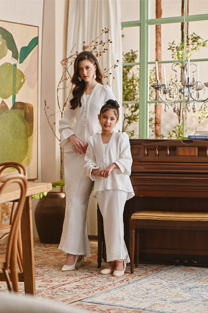 The Glow Women Memoir Kebaya Set - Off White Jacquard