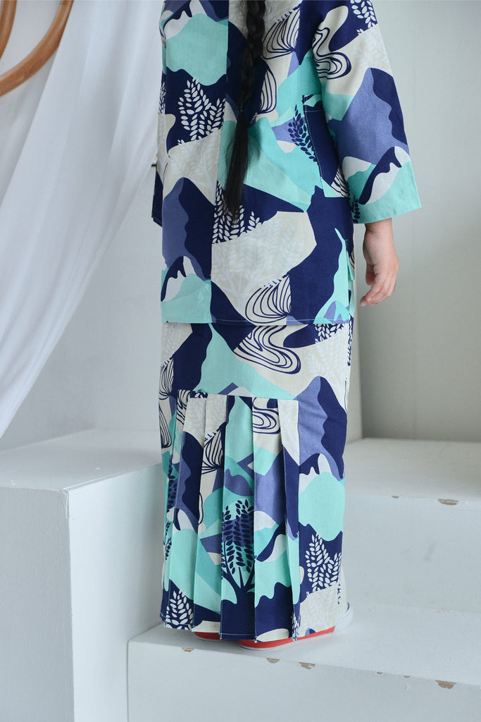 kain budak kipas biru