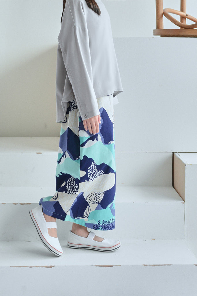 kain lipat depan budak bercorak