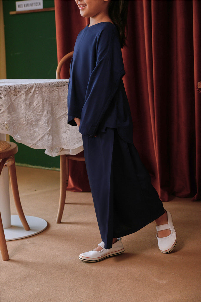 kain budak lipat depan biru