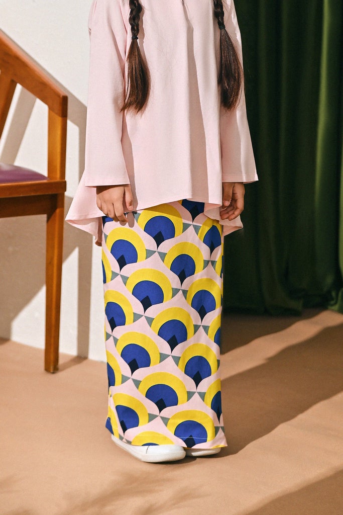 Kain bercorak budak perempuan