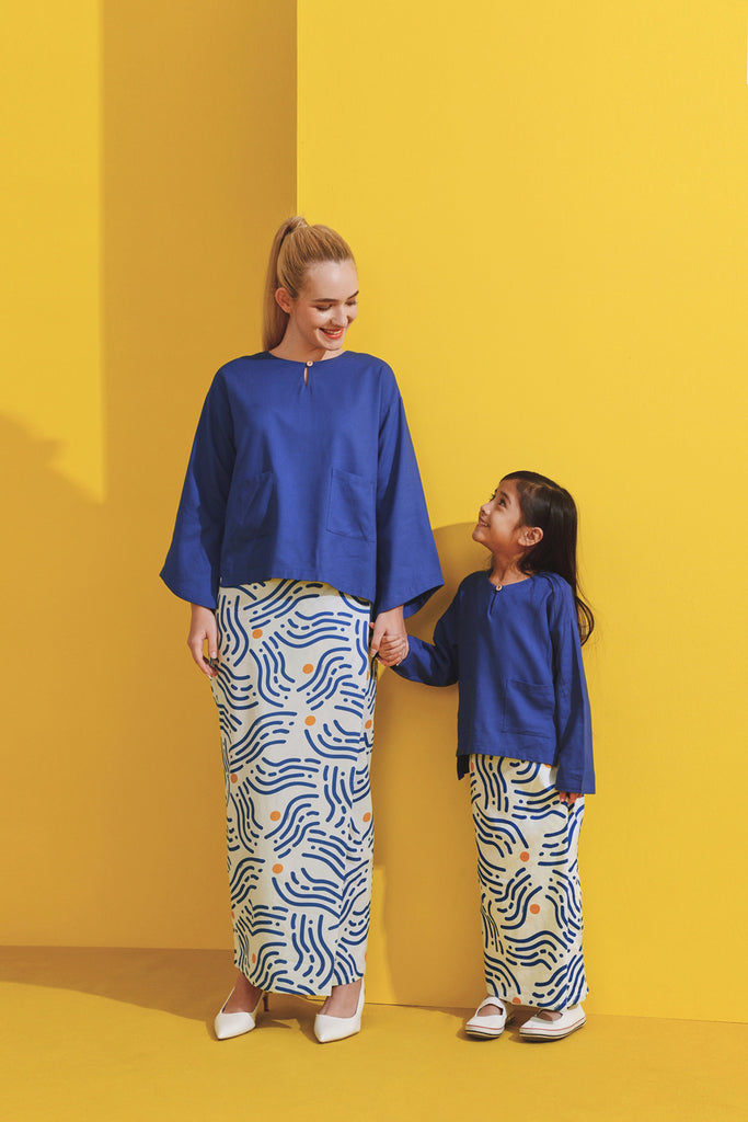 Famliy classic blue blouse matching folded skirt