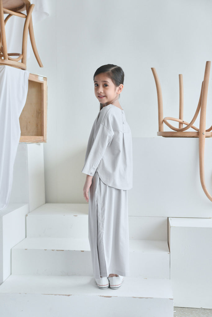 The Sungai Tropika Blouse - Light Grey