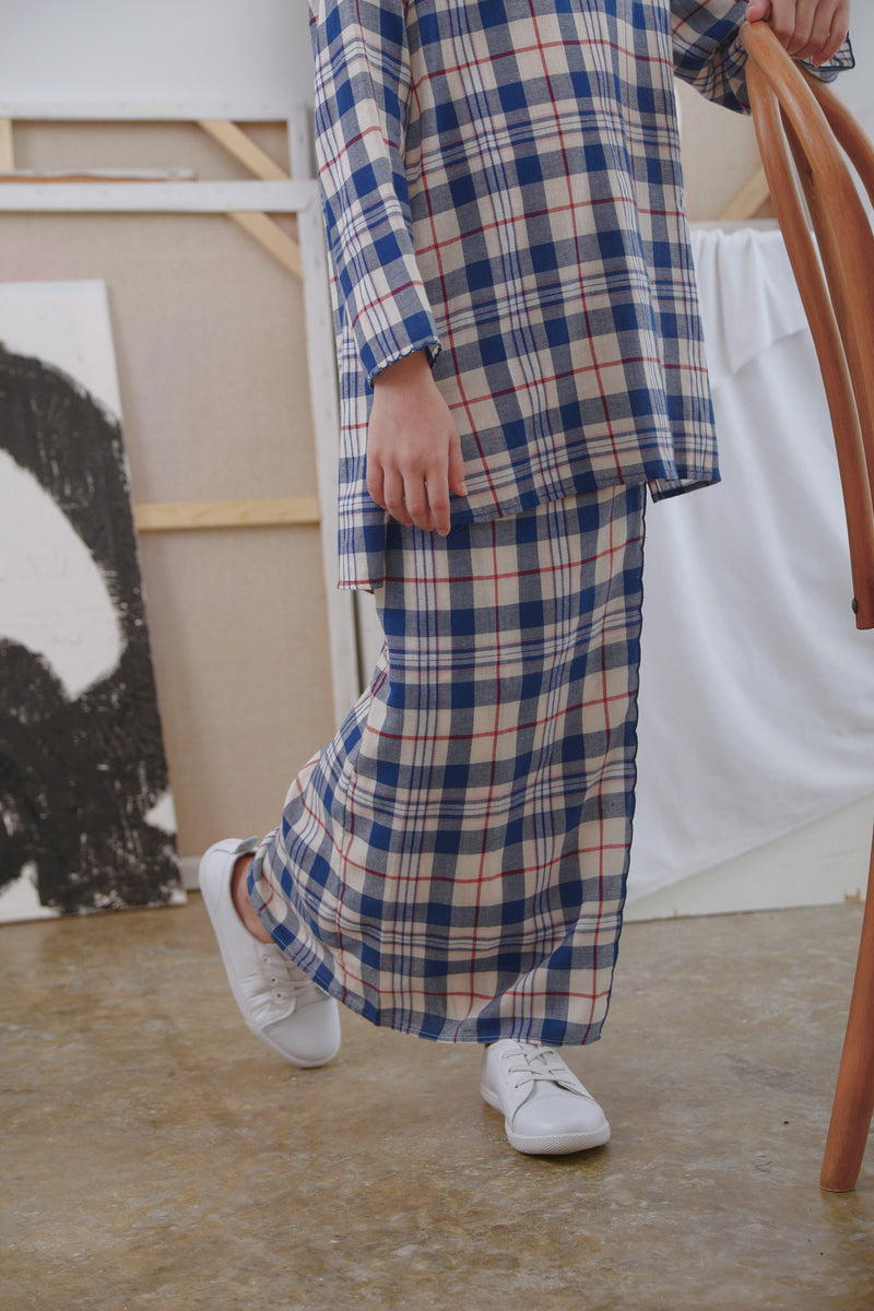 kain sulam petak biru budak