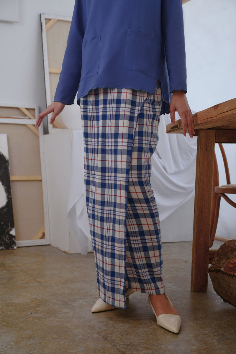 kain sulam corak petak biru perempuan